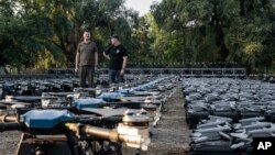 乌克兰数字转型部部长米哈伊洛·费多罗夫(Mykhailo Fedorov 右)在基辅的即将送往前线的1700架无人机前拍照。(2023年7月25日)