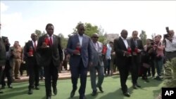 由多位非洲国家领导人组成的和平使团6月16日抵达基辅,随后非洲和平使团访问了基辅郊外的布查镇并向在战争中失去生命的平民纪念墓表示哀悼。