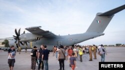 수단에서 출발해 지부티 공항에 내린 프랑스 군 수송기 탑승자들이 내리고 있다. (자료사진)