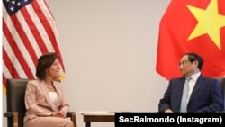 Bộ trưởng Thương mại Mỹ Gina Raimondo gặp gỡ Thủ tướng Việt Nam Phạm Minh Chính ngày 21/9/2023 tại Washington DC. Tại buổi gặp này, ông Chính đề nghị Mỹ sớm công nhận Việt Nam là nền kinh tế thị trường.