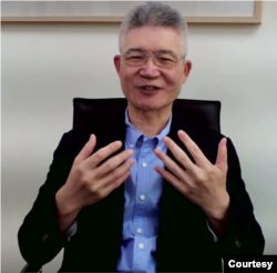 位于台北的公共电视董事长胡元辉 (美国之音视频截图)