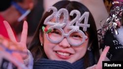 一名女子戴着2024年的头饰在纽约时报广场参加新年庆祝活动。(2023年12月31日)
