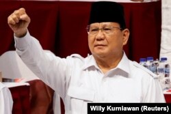 Menhan Prabowo Subianto yang merupakan mantan Jenderal Kopassus memberi isyarat saat menghadiri Rakernas Pimpinan Partai Gerindra, di Bogor, 12 Agustus 2022. (Foto: REUTERS/Willy Kurniawan)