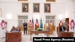 资料照片:苏丹军方和快速支援部队的代表在沙特港口城市吉达签署7天的停火协议。(2023年5月20日)