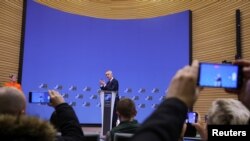 北约秘书长斯托尔滕贝格在北约布鲁塞尔总部召开的防长会议期间参加一次记者会。(2023年2月15日)