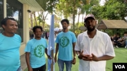 虽然仍然没有公民身份,但他们了解哈马斯的恐怖,所以他们要跟以色列站在一起,他们的难民组织每天有人志愿轮流来帮忙清扫场地。图中由左向右分别为: Kahasey, Haptom, Amaniel 和 Brahane. Brahane 为这群志工的领导人 (美国之音/赖素芬)