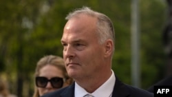 退休纽约警察，美国私家侦探迈克尔·麦克马洪(Michael McMahon)2023年5月31日离开纽约市的联邦法庭。他被控非法充当中国政府代理人，参与猎狐行动。（美联社照片）