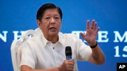 菲律宾总统小马科斯(Ferdinand Marcos Jr)在马尼拉举行的菲律宾外国记者协会举办的一个论坛上讲话。(2024年4月15日)