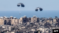 资料照片:加沙地带上空空投的人道救援物资。(2024年3月26日)