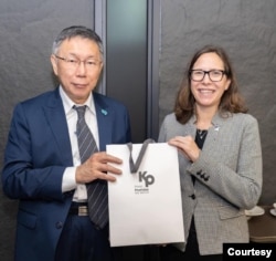 民众党总统候选人柯文哲致赠AIT主席罗森伯格(Laura Rosenberger)选战募款小物。(柯文哲竞选办公室提供)