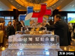 纽约庆祝中华民国112周年酒会主视觉搭配双十冰雕。(方冰拍摄)