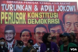 Spanduk pada aksi demonstrasi menolak hasil pemilu 2024 di depan Gedung DPR/MPR, Senayan, Jakarta (foto: Indra Yoga/VOA).