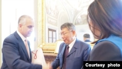 台湾民众党主席柯文哲拜会国会台湾连线共和党共同主席马里奥·迪亚兹-巴拉特。(2023年4月19日,柯文哲办公室提供)