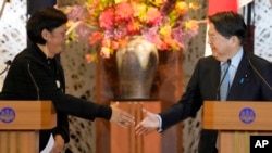 2023年2月27日,新西兰外长纳纳娅·马胡塔(左)和日本外相林芳正(右)在东京饭仓公馆会晤后,在联合新闻发布会后上握手。(美联社照片)