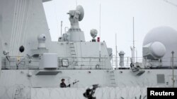 中国一艘海军舰艇正在南非港口停靠,准备参加三国联合海军演习。(2023年2月21日)