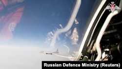 俄罗斯国防部发布的视频图像显示,俄军图-160战略轰炸机在巴伦支海和挪威海的中立水域不明地点上空飞行了13个多小时。(2023年2月14日)