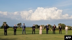 七国集团和欧盟领导人2024年6月13日在意大利出席峰会期间拍摄合影。(美联社)