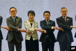 左起:韩国外长赵兑烈、日本外相上川阳子、老挝外长沙伦塞·贡马西和中国外长王毅在老挝万象出席东盟外长会议期间合影截图。(2024年7月27日)