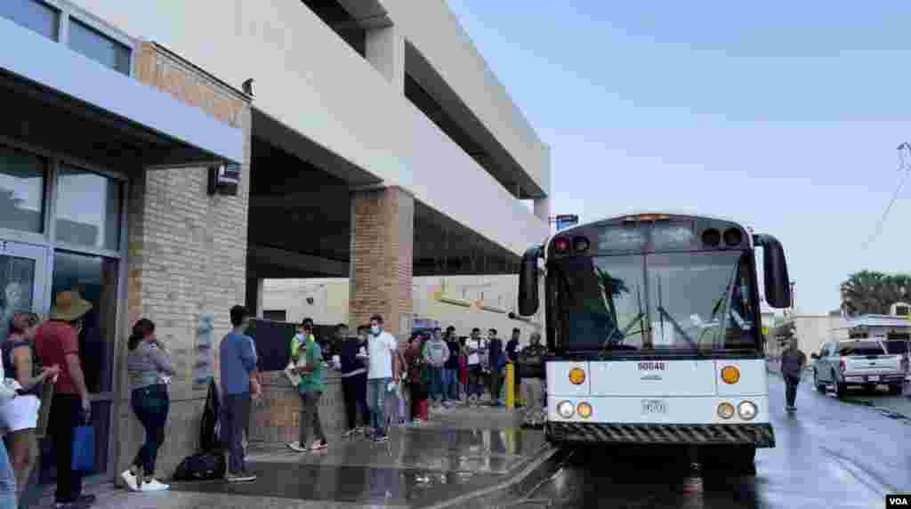 边境执法机构运送获释移民的大巴。大巴停靠的地点是布朗斯维尔(Brownsville)市政当局设的一处登记点，就在汽车站旁边。