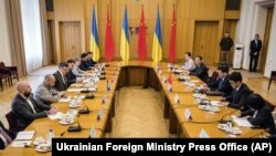 5月17日,乌克兰外长库列巴(左中)和中国特使李辉(右中)在基辅举行会谈。