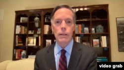 2023年2月27日,美国驻华大使伯恩斯通过视频参加美国商会主办的研讨会。(视频截图)