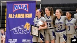 资料照片:美国全国大学校际体育协会(NAIA)女子篮球运动员在圣路易斯的一场比赛结束后聚在一起。(2024年2月22日)