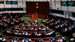 香港立法会议员在二读《基本法》第二十三条立法后举手表决。(2024年3月19日)