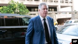 资料照片: 2022年7月22日，特朗普的律师埃文·科克伦(Evan Corcoran)抵达华盛顿联邦法院。