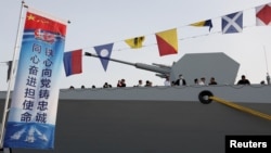 资料照:中国海军在青岛港向公众开放参观战舰052D型导弹驱逐舰贵阳号。(2024年4月20日)