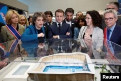 法国总统马克龙与巴黎奥委会成员参观巴黎附近为2024巴黎奥运会新建造的水上运动中心。(2024年4月4日)