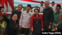 Puan Maharani berswafoto bersama dengan Ganjar Pranowo dan Mahfud MD setelah deklarasi keduanya sebagai pasangan calon presiden dan calon wakil presiden yang diusung PDI-P, di Jakarta, Rabu, 18 Oktober 2023. (Indra Yoga/VOA)