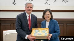 美国共和党参议员约翰·霍文(John Hoeven)2023年4月13日在访问台湾时会见总统蔡英文。(台湾总统府照片)
