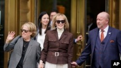 资料照片:卡罗尔(中)走出走出曼哈顿联邦法院。(2023年5月9日)