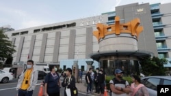 台湾苗栗县京元电子厂的工人下班离开厂区。(2024年5月9日)