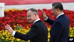 中国领导人习近平在北京人大会堂外为到访的波兰总统杜达(Andrzej Duda)举行欢迎仪式。(2024年6月24日)