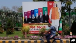 印度首都新德里的一块广告牌上显示印度总理莫迪是世界领导人中最受欢迎的人。印度政府利用其作为今年G20 峰会主办国的角色,发动了一场宣传攻势,强调印度在莫迪领导下影响力不断增强。(资料照片,2023 年 4 月 6 日)