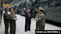 资料照片:朝中社2024年5月15日公布的照片显示朝鲜领导人金正恩在一处未说明的地点视察战术导弹系统。
