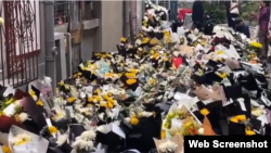 2023年10月28日中国安徽合肥红星路李克强故居前民众献花的悼念现场。(照片来自网络视频)