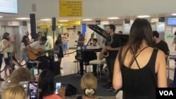 以色列「明日之星」歌唱比赛冠军得主塔米尔·格林伯格(Tamir Greenberg)10月12日在特拉维夫 Ichilov 医院大厅义演,展现以色列社会的韧性与团结。