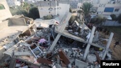 Người Palestine tại nơi xảy ra một cuộc oanh kích của Israel.