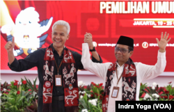 Calon presiden Ganjar Pranowo dan calon wakil presiden Mahfud MD dari Koalisi PDI-P mendatangi KPU pada Kamis (19/10) untuk mendaftar sebagai calon presiden dan wakil calon presiden. (Foto: Indra Yoga/VOA)