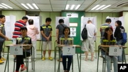 2014年6月22日香港选民前往投票站就一项“占中”运动发起的香港民主选举改革举行非官方的表决,50多万香港选民参与了这次投票。