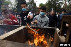 中国年轻人到北京一间寺庙烧香祈福。(2023年4月22日)