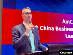 位于北京的中国美国商会总裁何迈可（Michael Hart）在3月1日的记者会上发布2023年度的《中国商务环境调查报告》。 (照片提供:中国美国商会)