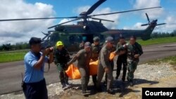 Satgas gabungan TNI-Polri berhasil mengevakuasi jenazah pilot Glen Malcolm Conning dari Distrik Alama ke Timika. Selasa 6 Agustus 2024. (Courtesy: Penerangan Kogabwilhan III)