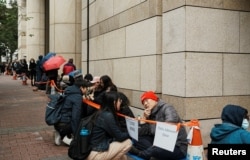 香港市民及记者法院外通宵轮候西九龙法院审理黎智英的旁听席以及记者席的筹号。(2023年12月18日)