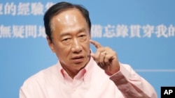 资料照片: 台湾鸿海集团创办人郭台铭在台北举行的新书发布会上讲话 (2023年8月8日)