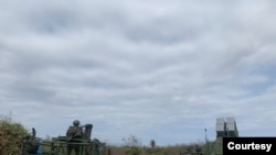 台湾军队的弹道车组做好准备应对敌情。(台湾海军2023年4月10日提供)