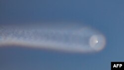 从与朝鲜的“北方界限”海域边界附近的延坪岛看到据信是朝鲜弹道导弹造成的蒸汽痕迹。(2024年6月26日)