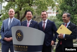 资料照:(左一)美国国会共和党议员约翰·穆罗尔 (John Moolenaar)跟随众议院中共问题特设委员会时任主席加拉格尔(Mike Gallagher 右二)访问台湾期间在台北与台湾外长吴钊燮(左二)出席记者会。(2024年2月22日)